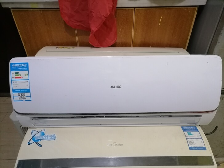 低价转让奥克斯8成新空调一台。