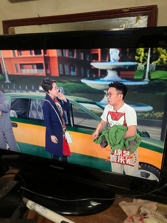 长虹32寸液晶电视，九成新，没咋看，有底座...