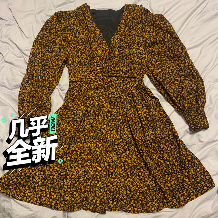 小碎花连衣裙S码  几乎全新  便宜给喜欢...
