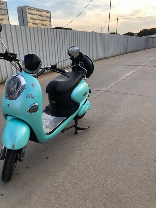 台翔电动车手续齐全转让 没挂牌充电一次30...