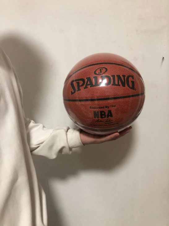 基金亏了，刚入手的斯伯丁NBA比赛用球篮球...