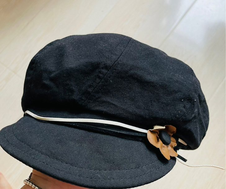 黑色贝雷帽一顶