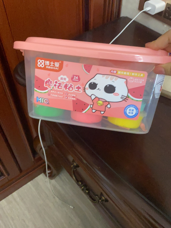 小孩玩橡皮泥，用了几块，还剩这么多