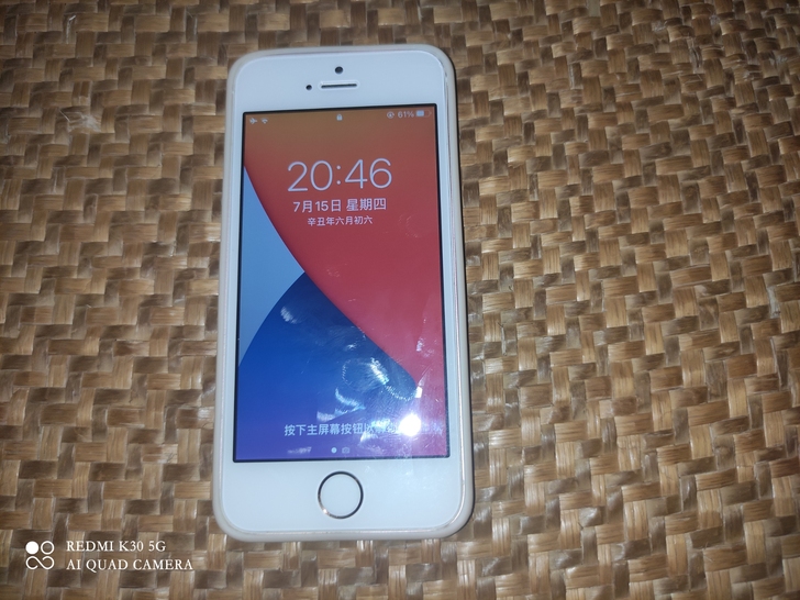 苹果se，美版有锁机，需要搭配卡贴才使用（...