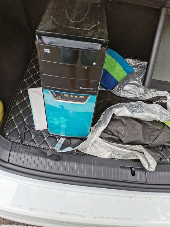 台式机一套，一个显示器一个主机，硬盘500...