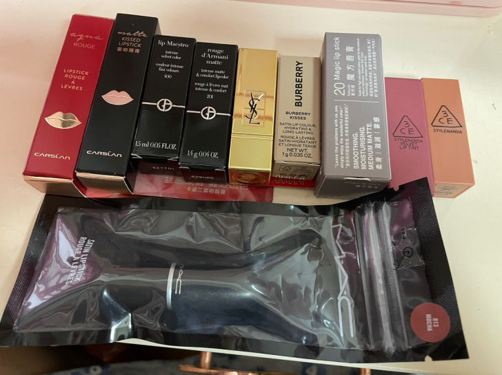 迷你口红合集,收集了很多小口红。但是最近买...