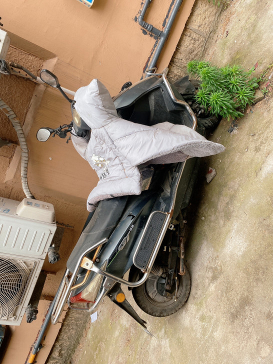 绿源电动车骑了2年,速度很快能跑65码,车...