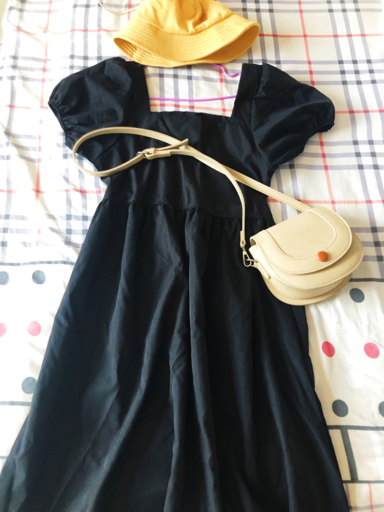 黑色方领显瘦小泡泡袖裙子,很好看,拍下送帽...