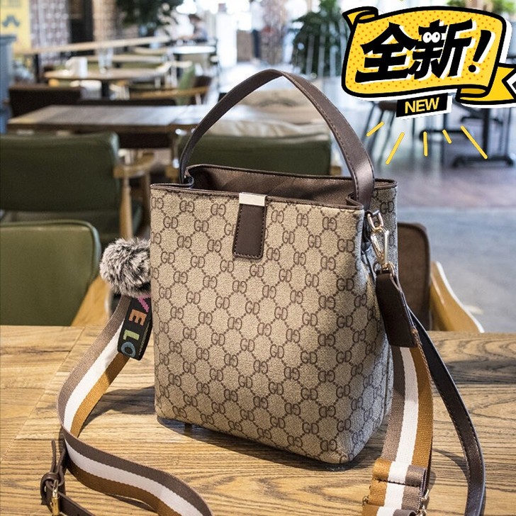 真皮女包单肩斜挎包2021新款时尚潮限定女...