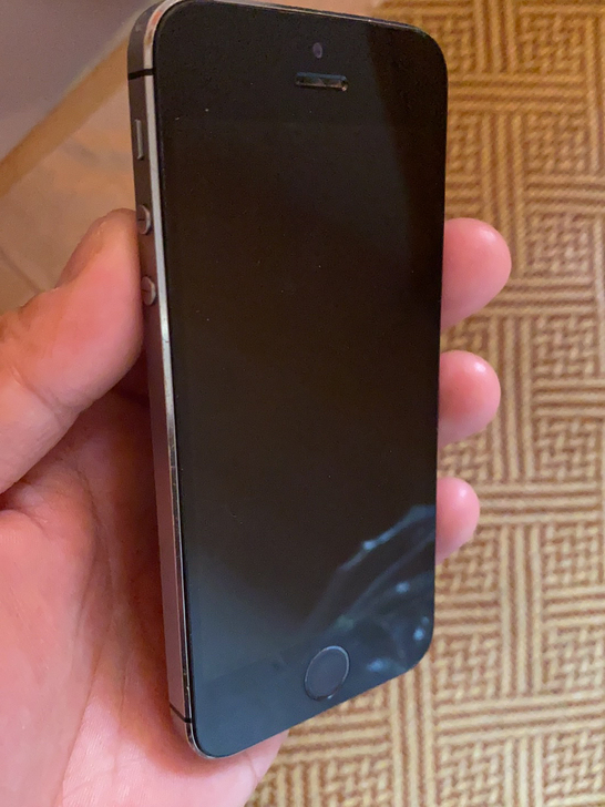 电池坏了，换完能开机，出售美版5S 星空灰...