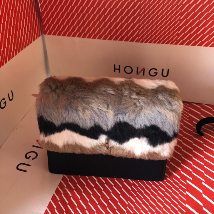 正品红谷女士斜挎包，全新无瑕疵，有购物袋，...