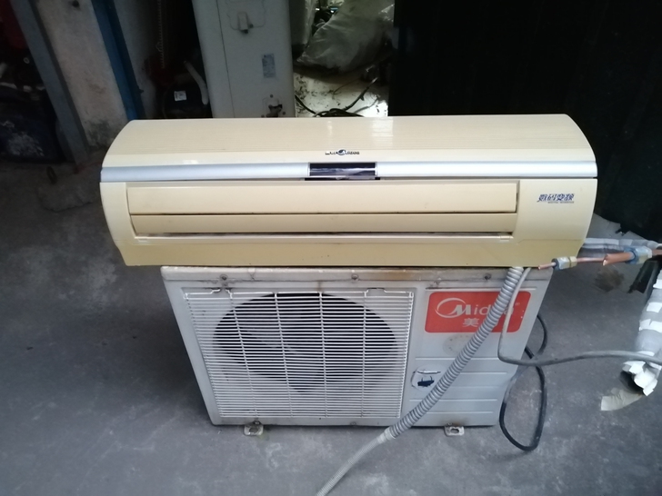 1.5匹美的变频空调采用R22雪种，正常使...