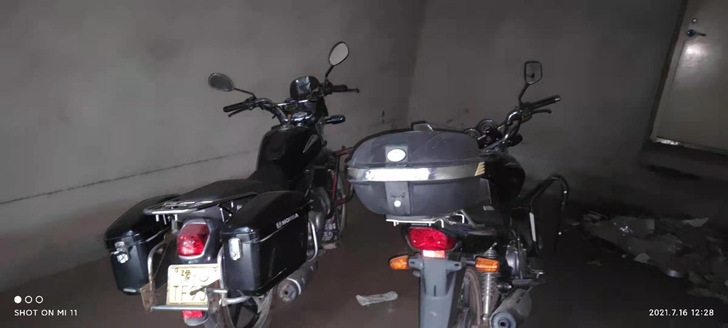 出手俩个摩托车!带牌照的!刚交完保险!俩年...