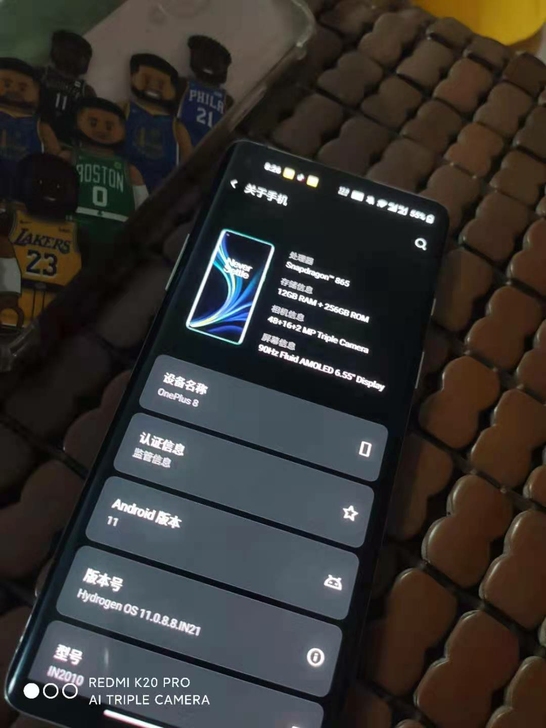 一加8纯原装无拆修，边框有点溢胶然后我自己...