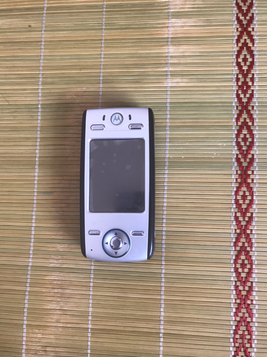摩托罗拉拍手机。