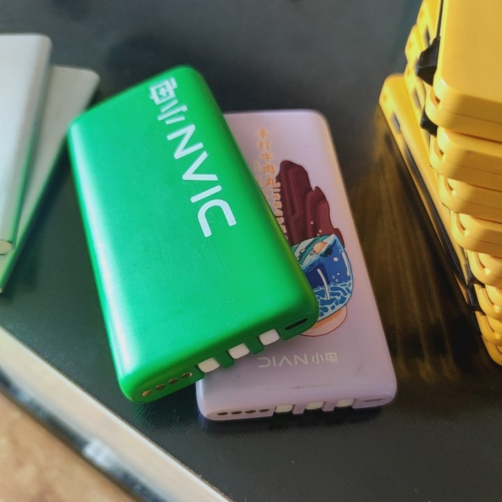 闲置出售小电充电宝两个，三个插头，实用方便。