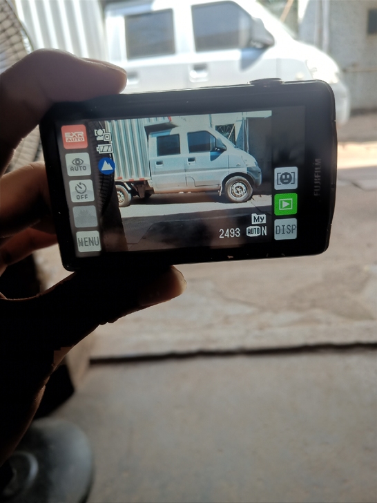 出售富士照相机，有点点掉漆，和使用痕迹，成...