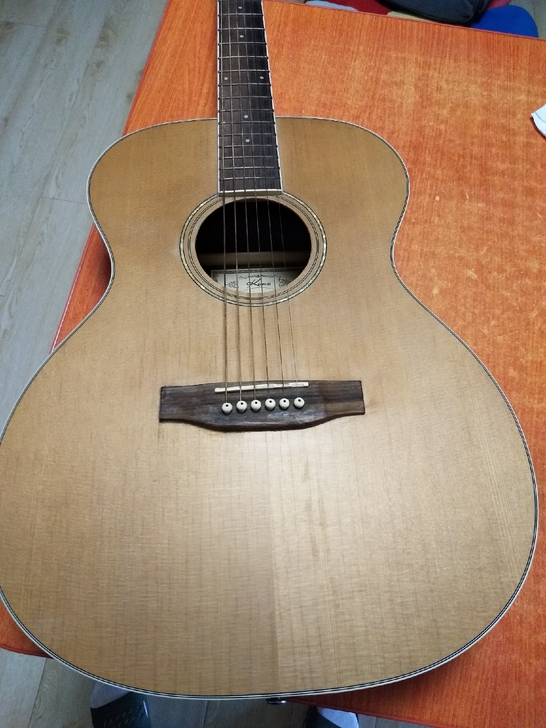 家中自用的吉他。柯摩吉他。换新不用了。转结...