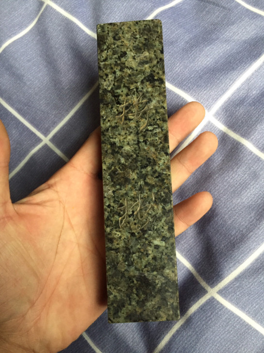 文房镇纸有些年头,材质是大理石的,比较厚重...