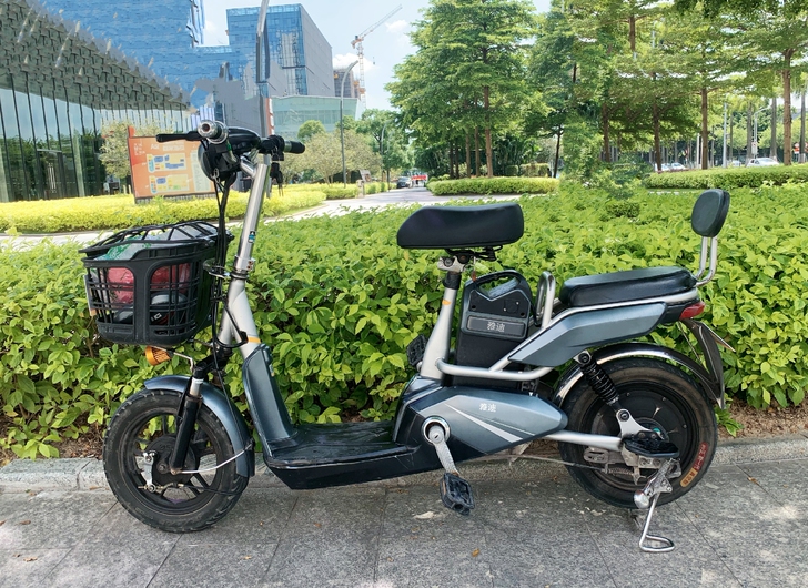 9成新雅迪电动车自用48v锂电池代步车，车...