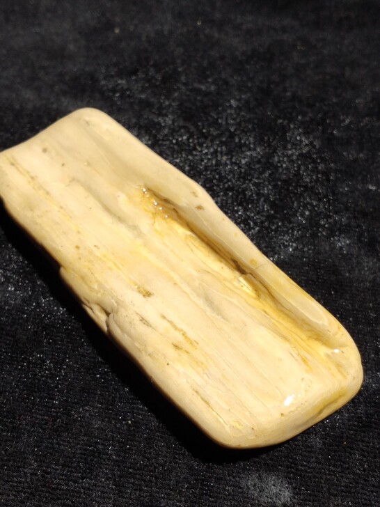 木化玉原石一块，光溜板正，重60克，长9厘...