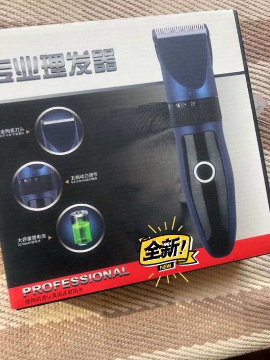 专业充电式理发器,全新,带4种尺寸刀头,含...