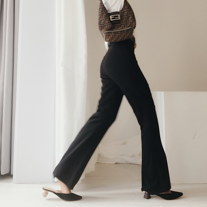 穿着做瑜伽的显腿长上班裤黑色修身高腰喇叭长...