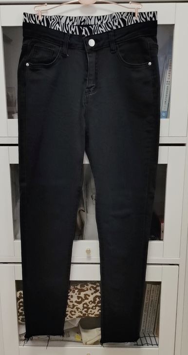 黑灰色女生显瘦牛仔裤小脚裤