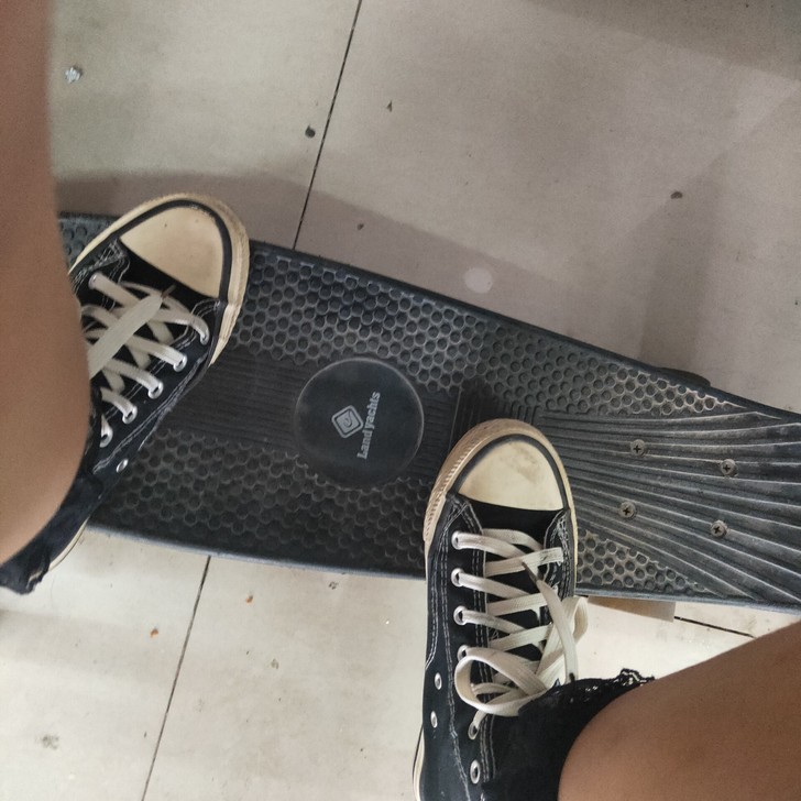 一个滑板/小鱼板/专业版，脚感非常好，缺点...