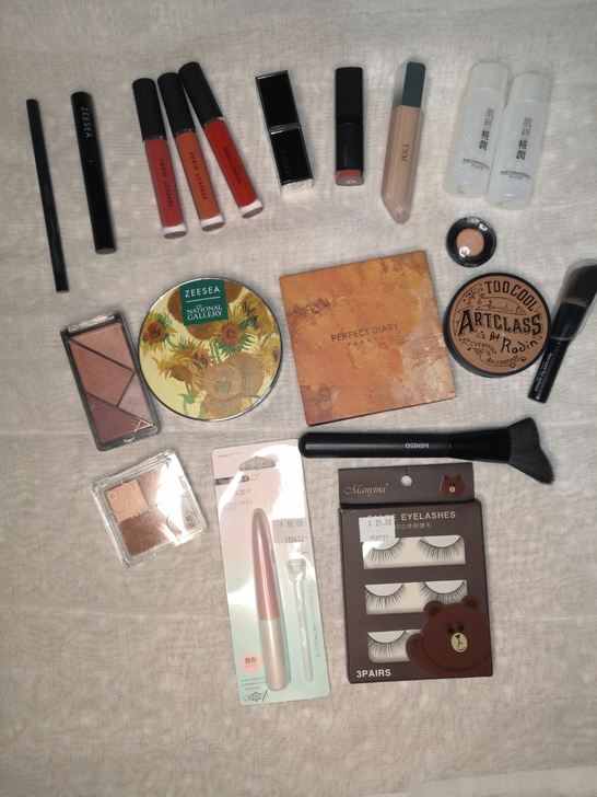 化妆品大甩卖（口红眼影眼线睫毛膏假睫毛精华...