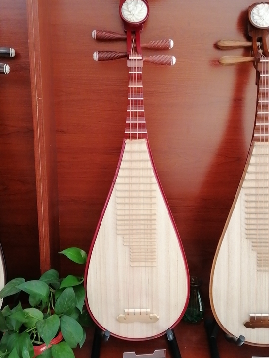 特价出售一把红木琵琶，底部有维修不影响正常...