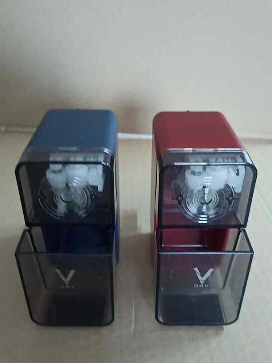 V6素描削笔器，有红、蓝两种颜色，可调节笔...