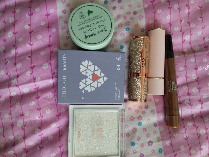 高光口红，散粉，眼影，眼线，啥都有，一共6...