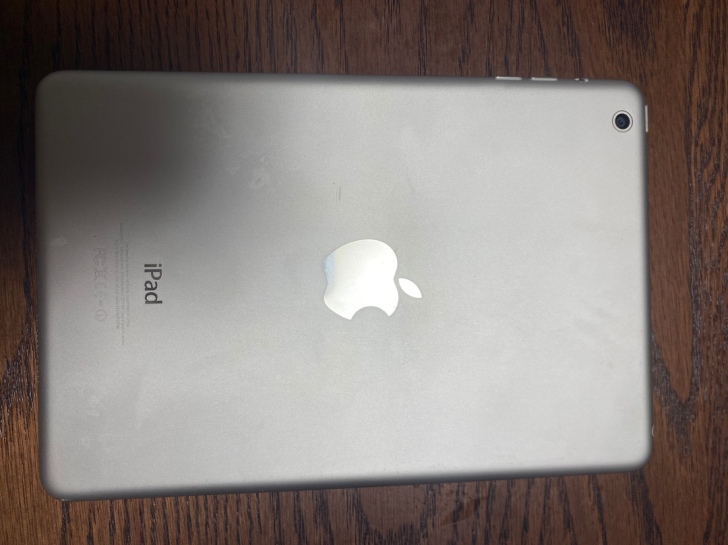 iPad mini。9成新,边角有轻微磕碰。