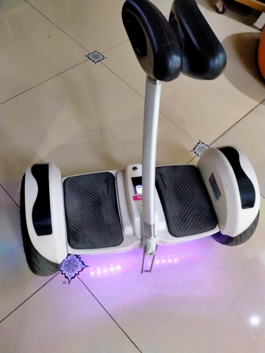 一台领腾智能蓝牙音乐平衡车！手，可连接蓝牙...