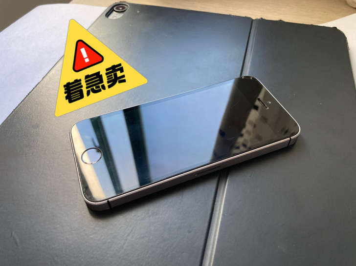 iPhone SE 一代，深空灰太好看了。...