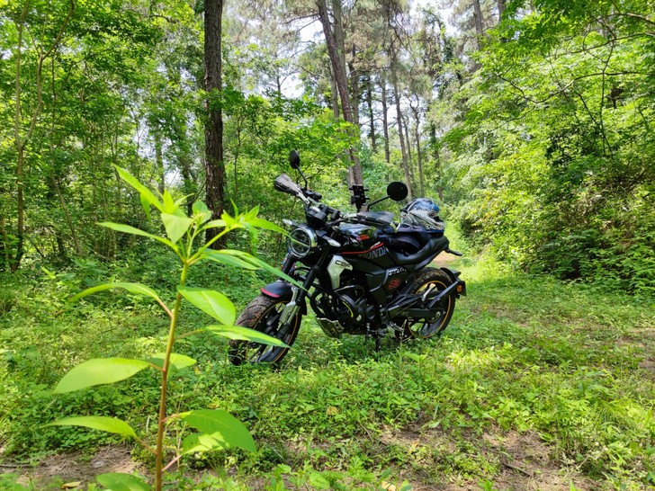 复古摩托车，可跑山压弯，可攀山越野。