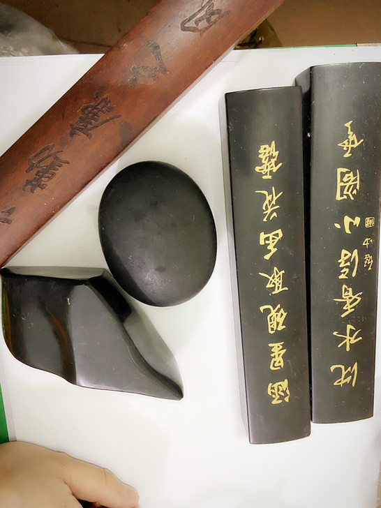 俩镇纸石。不知道什么石头。一个很光滑。一个...