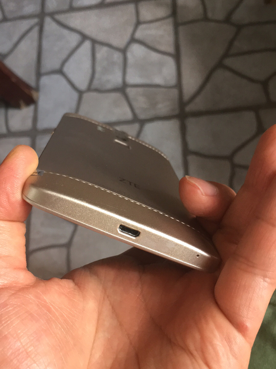 中兴通讯手机，有使用痕迹，电池不耐用啦。自...