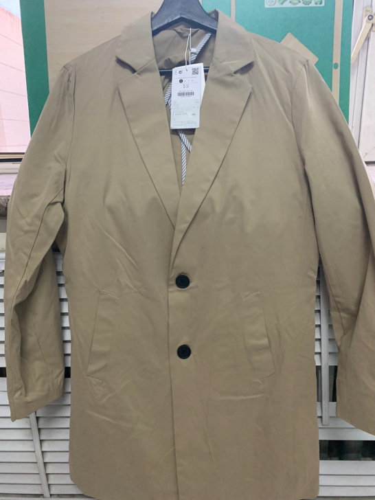 Bershka的薄款男士风衣，全新带吊牌，...