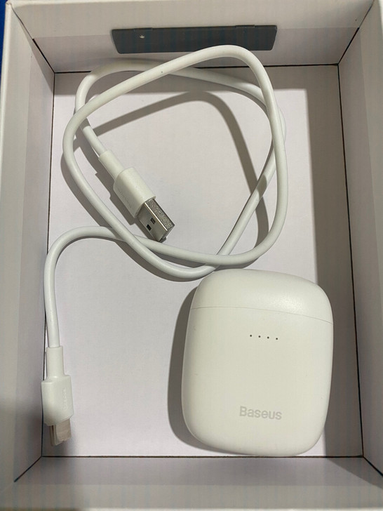 贝斯蓝牙耳机,左耳有轻微裂痕,可议价,包邮