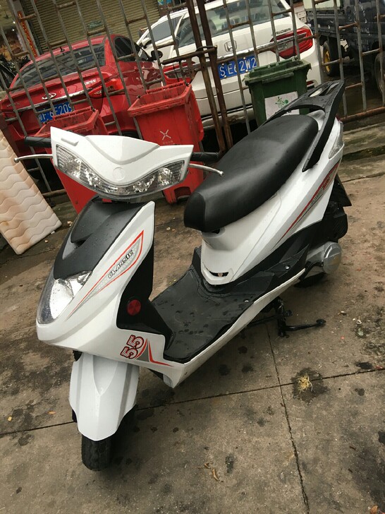 迅鹰踏板准新二手车成色如图，车况完美。