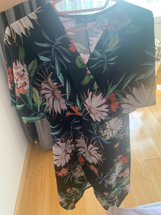 实体店400多购入的，度假穿很好看，与众不...