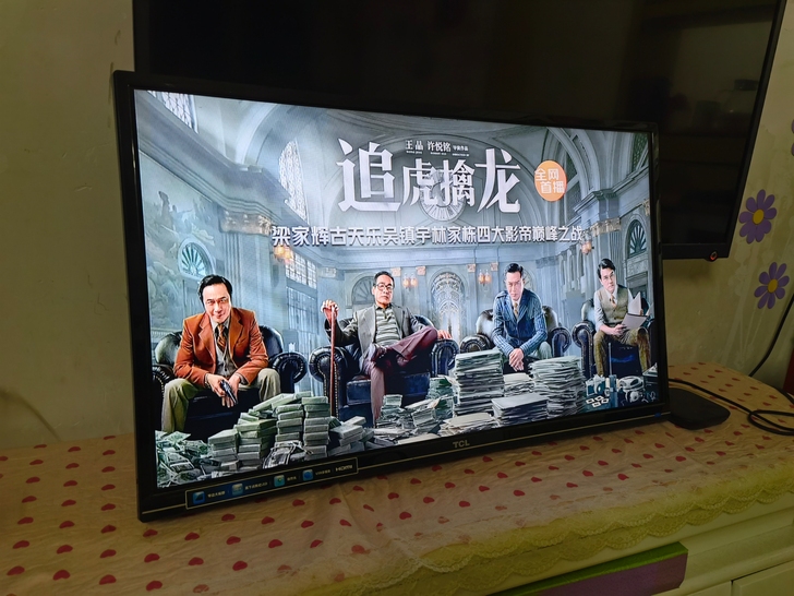 TCL32寸高清LED液晶电视，屏幕显示完...