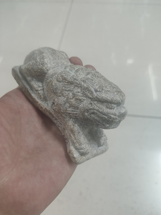宋代滑石狮子镇纸摆件，品相如图长度11公分...