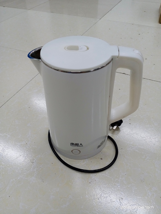 南极人电热水壶，九成新，1.8L大容量，内...