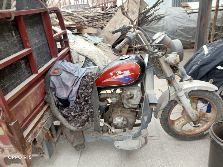 摩托车，三轮摩托车，拉货，送货首选。没人骑...