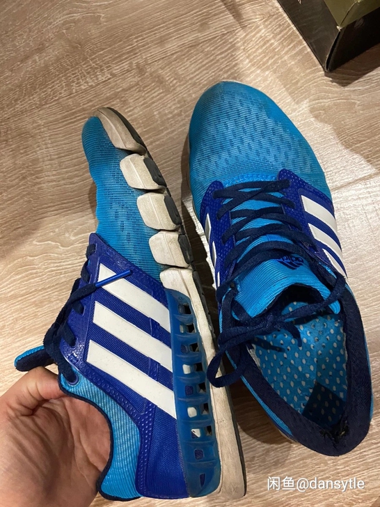 专卖店正品阿迪达斯卖时600多，鞋侧面底透...