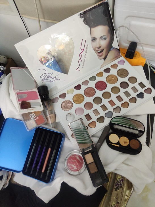 一堆打包出，眼影，腮红，眉笔，眉粉，侧影，...