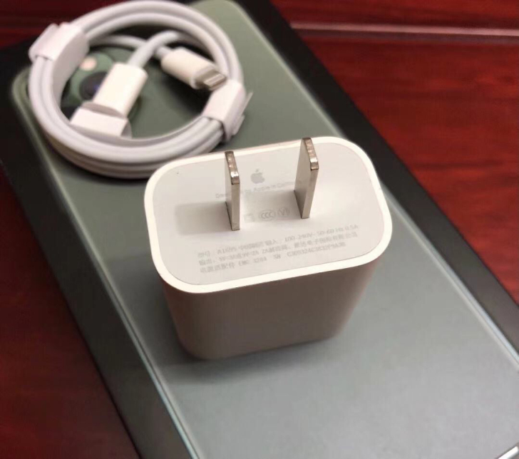 女生闲置出售 苹果11Pro充电器一套 苹...